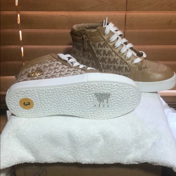 Shoes - Picture 2 of 3